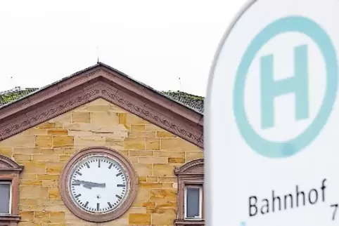 Rechts halten die Busse, links hält die Uhr seit Wochen bei 8.46 Uhr inne.
