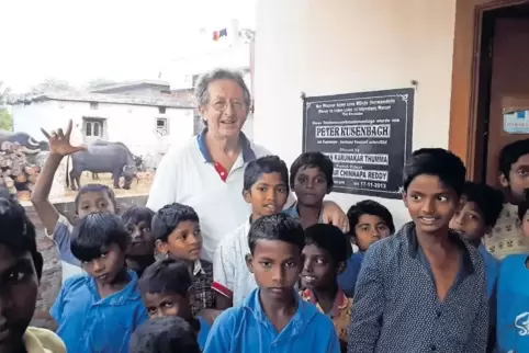 Mit einer Tafel am Brunnengebäude danken die Menschen in Vykuntapuram Peter Kusenbach.