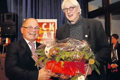 Gemeinde-Chef und Chef-Organisator: Bürgermeister Jürgen Jacob (links) dankt Alois Eitl, der sich federführend um das Jubiläum k
