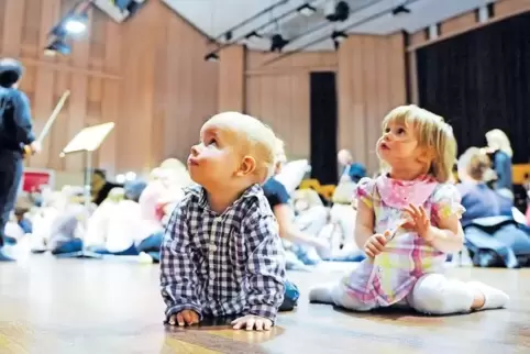 Vorbild sind die Krabbelkonzerte, die die Deutsche Staatsphilharmonie seit knapp zehn Jahren in Ludwigshafen und Worms mit große