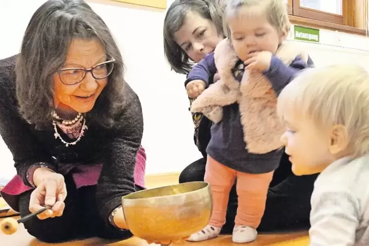 Maya Woelm (links) von der Muikschule im Haus am Westbahnhof will jetzt auch in Landau Krabbelkonzerte anbieten.