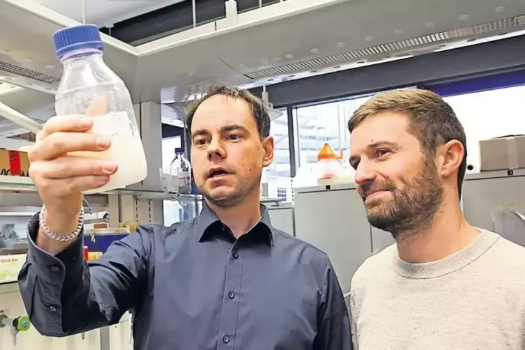 Mirco Bundschuh (links) und Frank Seitz mit Nanopartikeln aus Fassadenfarbe. „Austrinken würde ich die Flasche nicht“, scherzt B