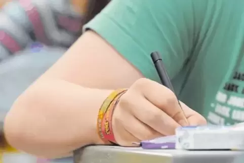 Die Schüler schreiben in einem abgesperrten Bereich der IGS.