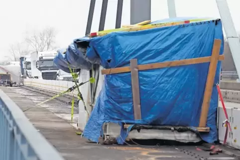 Die Arbeiten auf der Rheinbrücke laufen weiter: Nun werden die Verankerungen für ein Zelt vorbereitet, unter dessen Schutz der h