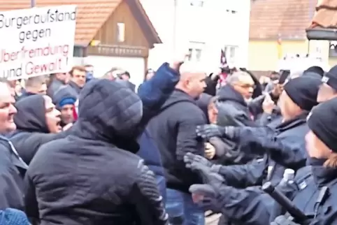 Hooligans greifen Polizisten an: Szene von der „Kandel ist überall“-Demo Anfang März 2018.