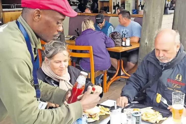 Auch oder gerade auf einer Weltreise muss man sich stärken: Dieter Lüdecke und seine Frau Birgit beim Essen in einem Lokal im Kr