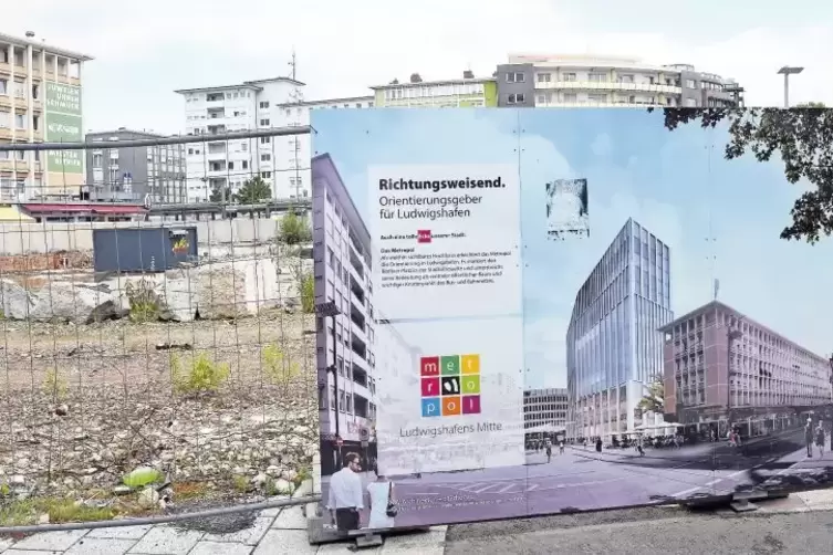 Wunsch und Wirklichkeit: &bdquo;Metropol&ldquo;-Werbung an der Baustelle auf dem Berliner Platz.