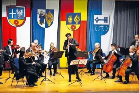 Vor den Wappen der Verbandsgemeinde und den Ortsgemeinden spielte das Kurpfälzische Kammerorchester, hier mit Dirigent Sebastian