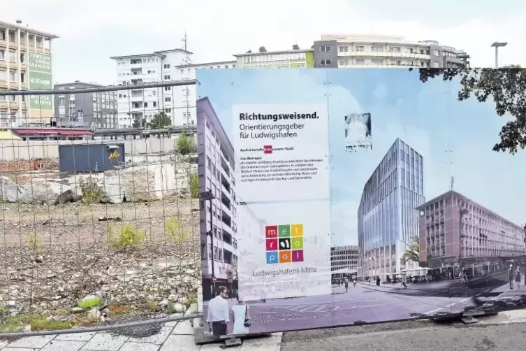 Wunsch und Wirklichkeit: „Metropol“-Werbung an der Baustelle auf dem Berliner Platz.