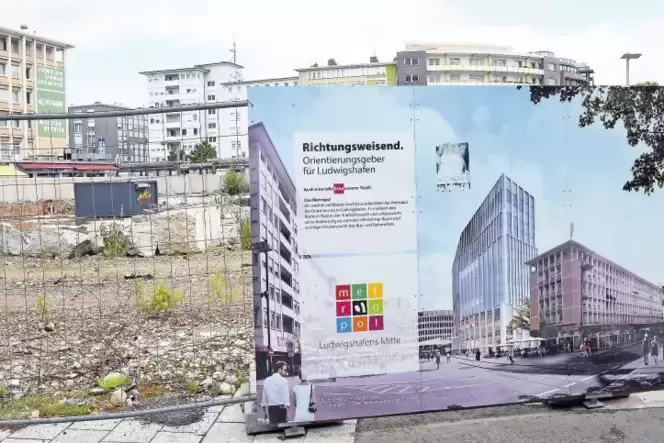 Wunsch und Wirklichkeit: »Metropol«-Werbung an der Baustelle auf dem Berliner Platz.
