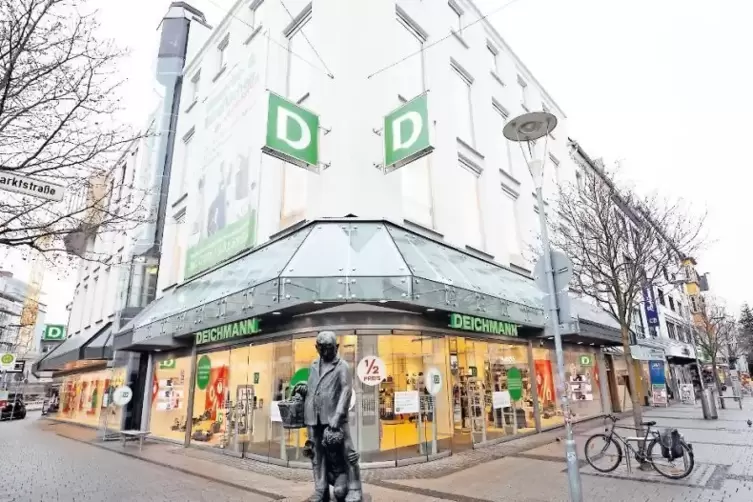 Im ehemaligen Claussen-Gebäude ist Bewegung: Deichmann zieht in die Einkaufsmall, Marc Cain baut seine Boutique um.