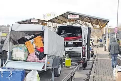 Voll beladen: Kleinbus mit Anhänger.