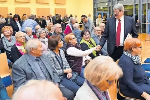 Zum letzten Mal Händeschütteln beim Neujahrsempfang: Schwegenheims Ortsbürgermeister Peter Goldschmidt.