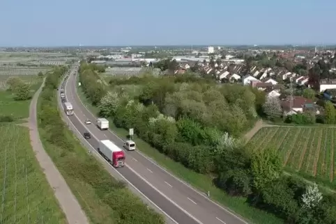 Der Unfall mit Fahrerflucht hat sich am Freitagabend auf der B10 bei Landau ereignet. Symbolfoto: van