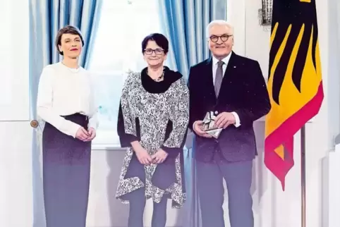 Barbara Liebsch (Mitte) hat den Besuch bei Bundespräsident Steinmeier (mit Ehefrau Elke, links) im Schloss Bellevue sehr genosse