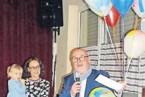 Mit Luftballons bedankten sich Kinder der örtlichen Kita beim scheidenden Ortsbürgermeister Hubert Deubert.
