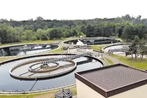 Blick vom Faulturm auf die Landauer Kläranlage.
