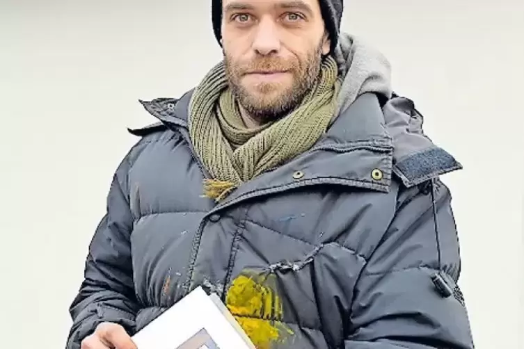 Vorher: K&uuml;nstler Billymayer zeigt seinen Entwurf.