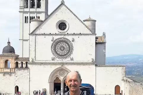 Etappenziel: Gottfried Jung in Pilgermontur vor der Kathedrale San Francesco in Assisi.