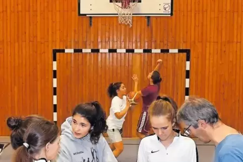 Basketball-Coach Ricardo Ferre (rechts) legt im Training Wert auf viele Übungen mit dem Ball.