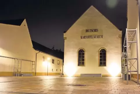 Der neue Dorfmittelpunkt in Fußgönheim ist für Klein ein Schmuckstück geworden. Sie selbst geht den Weg von Hauptstraße zu Kerwe