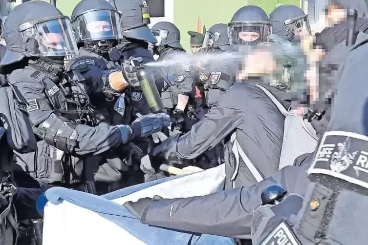 Pfefferspray gegen Krawall-Demonstranten in Kandel: Die Beweissicherungs- und Festnahmeeinheiten (BFE) der Polizei sind vor alle