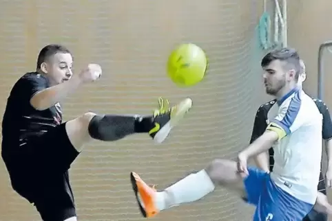 Göllheimer Futsal-Ballett im A-Klasse-Endspiel zwischen dem SV Katzweiler (in Schwarz) und dem SV Alsenborn.