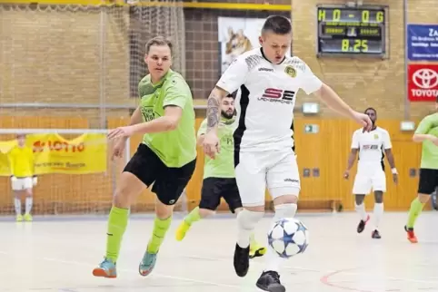 Das Endspiel läuft. Links Offenbachs Neuzugang Denis Thomas, am Ball der Maikammerer Adam Mareiniak.