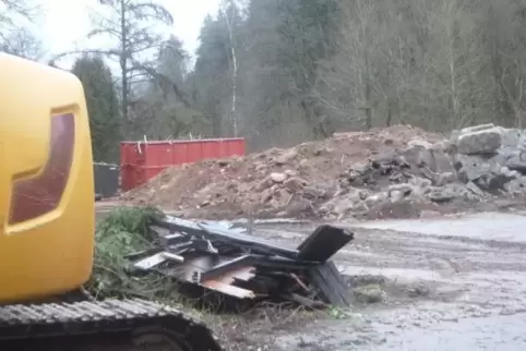 Nur noch ein großer Schuttberg ist vom Horbacherhof, der im Volksmund auch Katharinenhof genannt wurde, an der B10 zwischen Haue