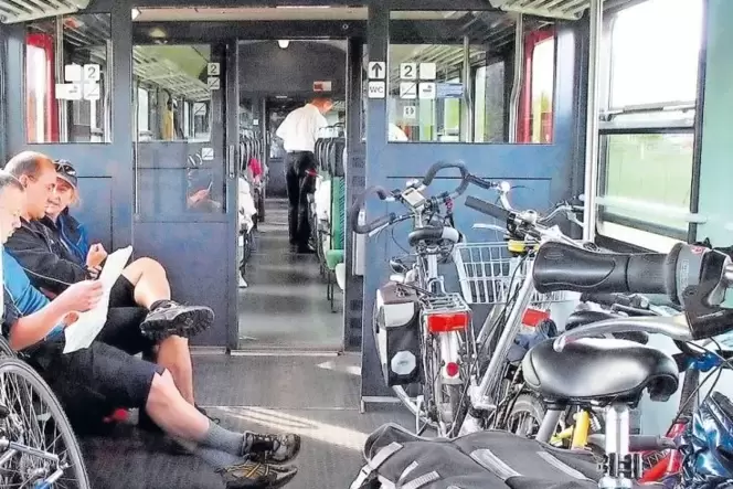 Nicht nur Berufspendler nehmen Fahrräder mit in Züge und Bahnen, auch Radtouristen greifen auf die Möglichkeit gerne zurück. Nicht nur Berufspendler nehmen Fahrräder mit in Züge und Bahnen, auch Radtouristen greifen auf die Möglichkeit gerne zurück.