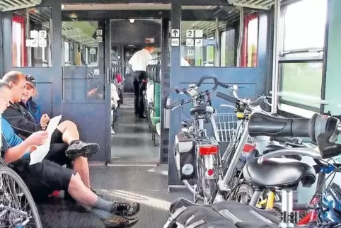 Nicht nur Berufspendler nehmen Fahrräder mit in Züge und Bahnen, auch Radtouristen greifen auf die Möglichkeit gerne zurück.
