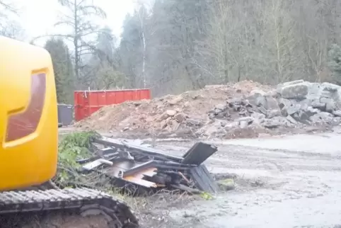Nur noch ein großer Schuttberg ist vom Horbacherhof, der im Volksmund auch Katharinenhof genannt wurde, an der B 10 zwischen Hau