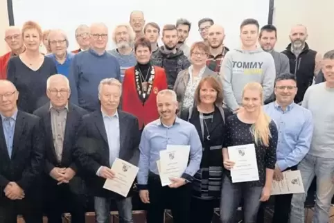 Heiner Dopp (links) ehrte viele Ehrenamtliche und erfolgreiche Sportler aus der Gemeinde.