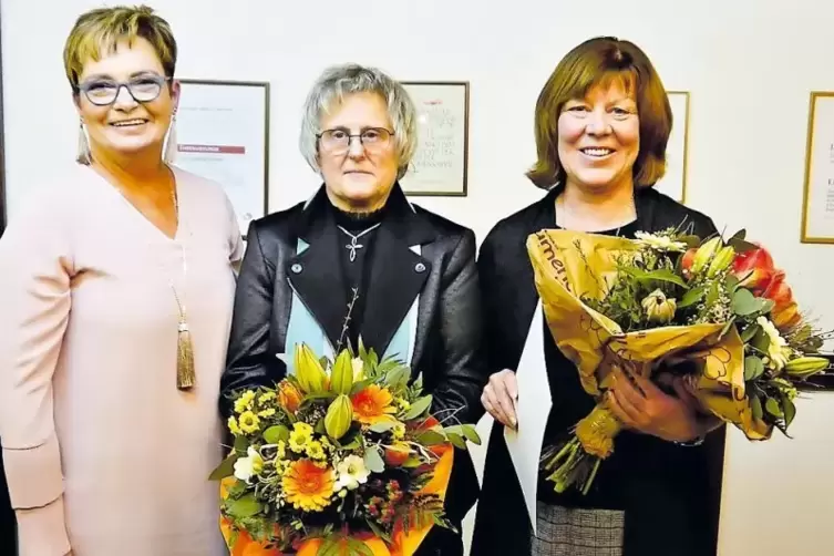 Ortsbürgermeisterin Sybille Höchel (links) bedankt sich bei Roswitha Kuhn (Mitte) und Angela Dörrzapf für die jahrelange Arbeit 