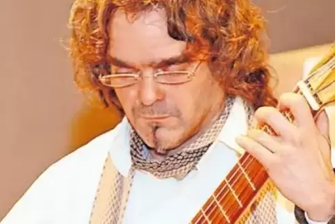 Mit dem Nachbau einer Gitarre aus dem 19. Jahrhundert präsentierte Norbert Küpper zeitgenössische Werke.