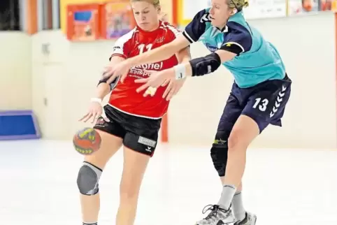 Im Gleichschritt: Johanna Ebel (links) von der TSG Friesenheim und Julia Barth von der TG Waldsee erzielten beide je drei Tore.