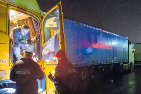 Papiere bitte: Bei diesem Fahrer stimmte alles, auch in Sachen Alkohol hatten die Beamten nichts zu beanstanden.