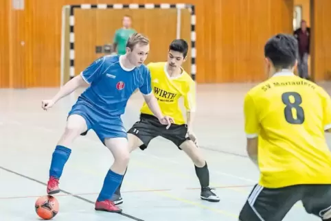 Die A-Junioren des FJFV Donnersberg (in Blau, hier gegen den SV Morlautern) zogen am Freitagabend mit zwei Vorrundensiegen ins S