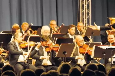 Unermüdlich antreibend, emotionsgeladen, mitreißend: Kapellmeister Anton Legkii und seine Musiker. Schon der Auftakt mit Glinkas