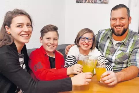 Das Prinzenpaar und das Kinderprinzenpaar des CV Narrhalla Herxheim genießen gemeinsam die närrische Zeit (von links): Saskia Sc