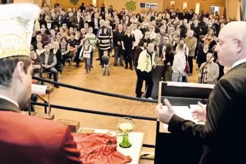 RCV-Präsident Michael Schmitt (links) übernahm am Sonntag in der Jahnhalle die Macht von Bürgermeister Michael Müller.