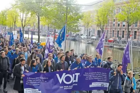 Volt versteht sich als die erste gesamteuropäische Partei. Kürzlich wurde in Amsterdam das Programm für die Europawahl verabschi