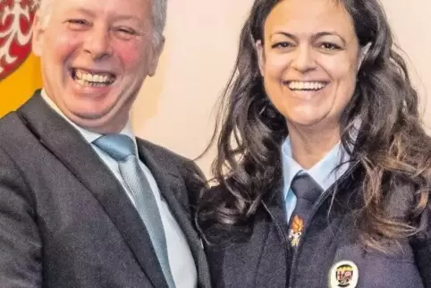 Bürgermeister Frank Dennhardt ehrt Feuerwehrfrau Donja Reichert für langjährigen aktiven Dienst.