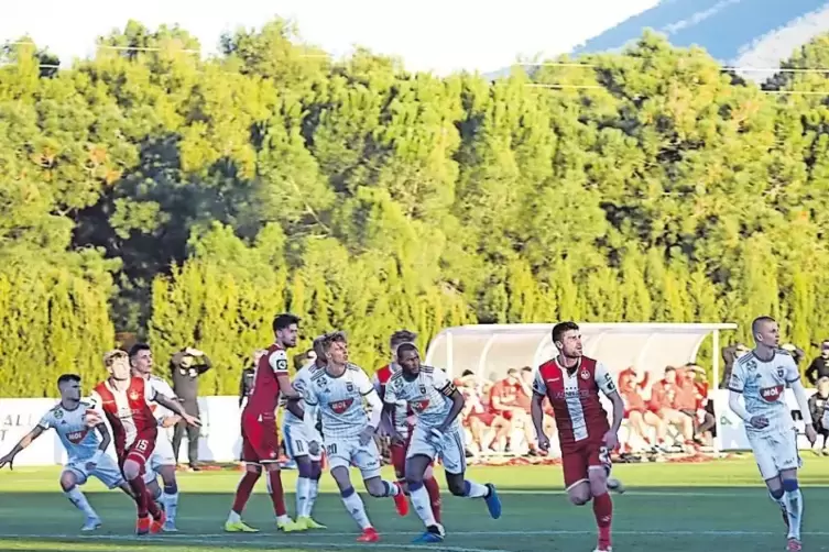 Erster Test in Andalusien: Der FCK unterlag bei Cóin im Hinterland von Málaga dem ungarischen Meister MOL Vidi FC (weiße Trikots