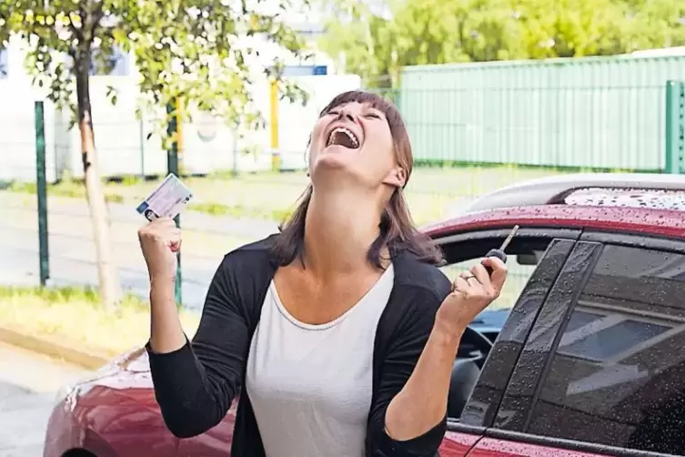 Die F&uuml;hrerscheinpr&uuml;fung ist bestanden: Der Jubel kennt keine Grenzen.