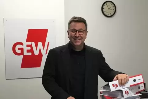 30.000 Unterschriften übergibt Klaus-Peter Hammer an Bildungsministerin Dr. Stefanie Hubig. Foto:GEW/ frei 
