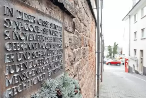 Die Gedenktafel in der Synagogengasse erinnert an die Pogromnacht von 1938.
