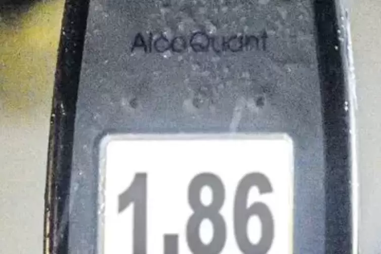 1,86 Promille Alkohol: So viel zeigt die erste Kontrolle der Atemluft bei einem Fahrer.