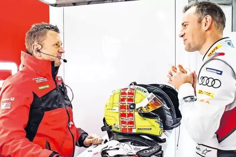 Jamie Green (rechts) erfuhr am Testtag viel Neues. Hier ist er im Gespräch mit Allan McNish, dem Audi-Formel-E-Teamchef.