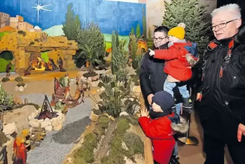 Aus Waldsee zur Speyerer Krippe gepilgert (von links): Christian Weick mit seinen Söhnen Lukas und Paul und deren Opa Peter Weic